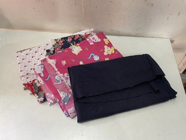 Lote anterior: Telas de colores con patrones florales y personajes de dibujos