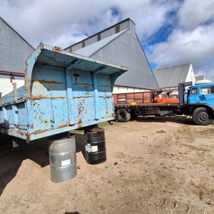 Lote siguiente: Camión Volcador Antiguo Azul y Chasis de Camión