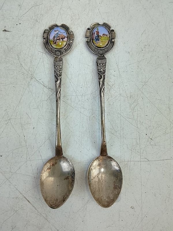 Par de Cucharas de Colección en Plata 800/900 con Esmalte Cloisonné y Motivos Gauchescos