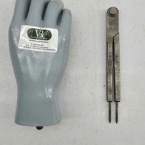Lote anterior: Compás de Hierro Antiguo con Soporte de Mano