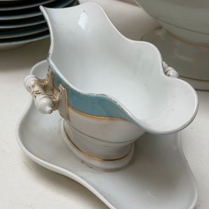 Juego de Porcelana Isabelina con Platos, Salsera y Cuenco - imagen 8