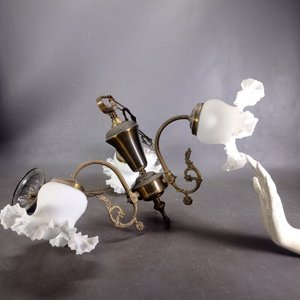 Araña de Bronce con Tres Tulipanes Blancos - imagen 6