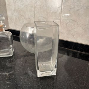 Lote de 7 Artículos de Vidrio: Centro de Mesa, Florero, Botellones y Tubos - imagen 6