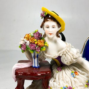 Figura de Porcelana: Dama con Vestido Floral y Perro - imagen 3