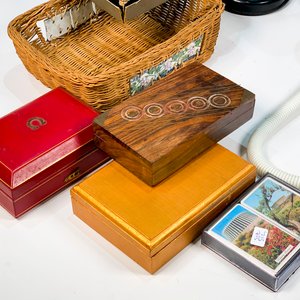 Lote Variado: Lámparas de Escritorio, Reloj de Pared, Cofres, Canasto y Naipes - imagen 2