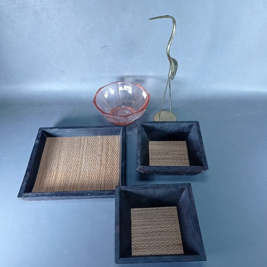 Colección de artículos decorativos en bronce y madera