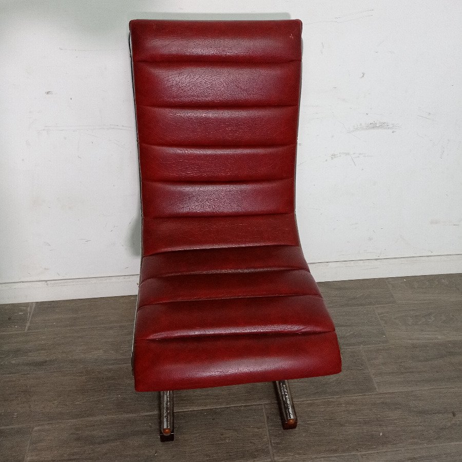 Sillón Anatómico Rojo Tapizado en Cuero con Base de Metal y Madera