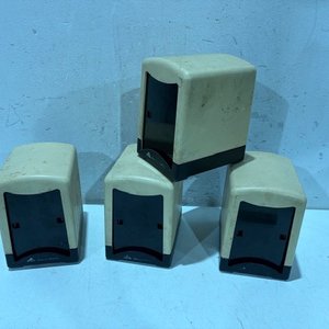 Lote siguiente: 4 Servilleteros de Plástico Beige y Negro