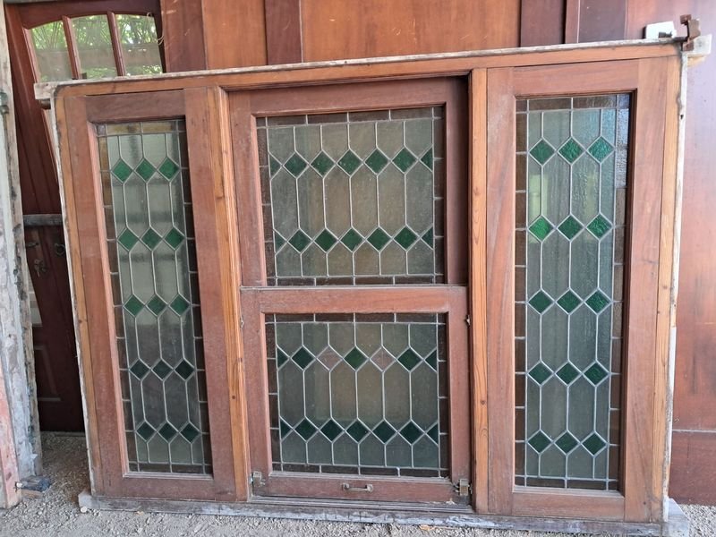 Ventana con vitrales de cedro y marco de pinotea - imagen 3