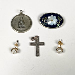 Lote de Cuatro Piezas: Par de Aretes, Medalla, Prendedor de Nácar y Cruz - imagen 2