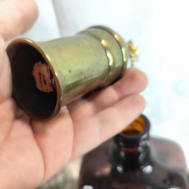 Botellas de whisky Ballantines en color ámbar con tapón de bronce y cadena - imagen 4