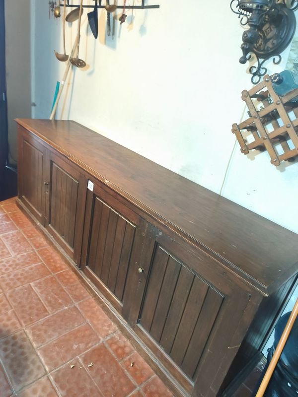 Mueble de Madera Oscura con 4 Puertas y Estantes