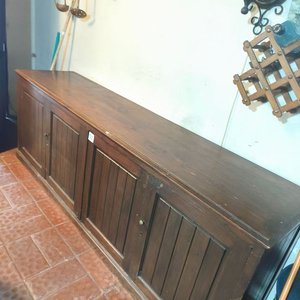 Lote siguiente: Mueble de Madera Oscura con 4 Puertas y Estantes