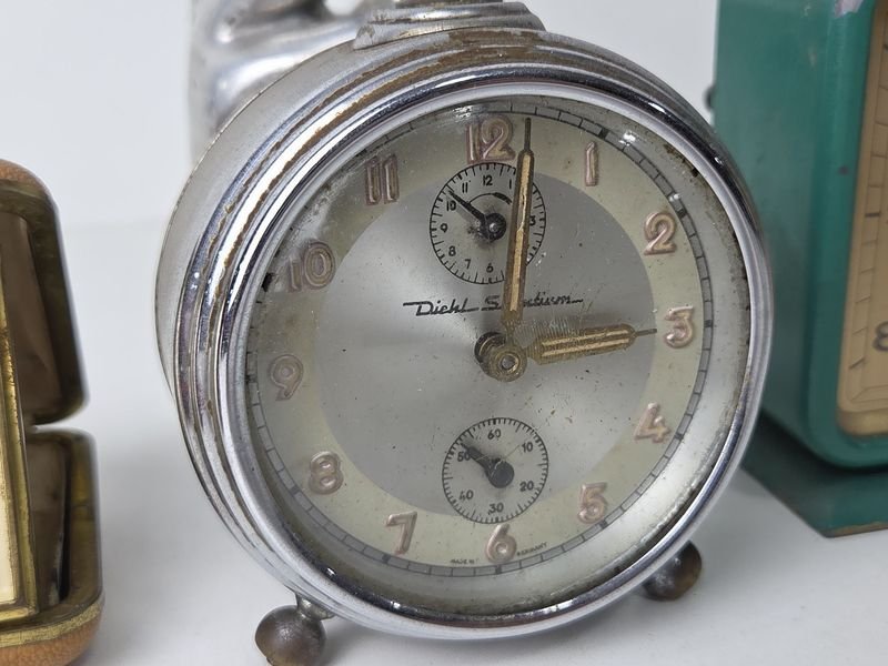 Lotes de Relojes Antiguos y Esculturas de Metal - imagen 4