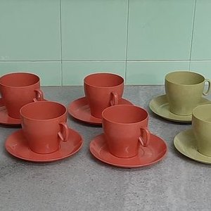 Bandeja de Madera con Paisaje, 6 Tazas y Platos de Melamina, Quesera, Condimentero y Recipientes Plásticos - imagen 2