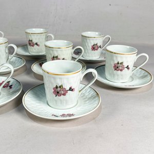 Juego de Café de Porcelana Blanca con Flores Rosas y Borde Dorado - imagen 3