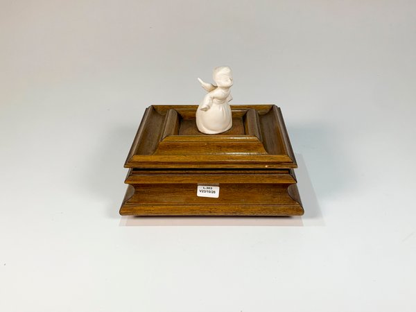 Cofre de Madera con Figura de Ángel Blanco