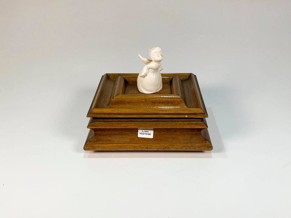 Cofre de Madera con Figura de Ángel Blanco