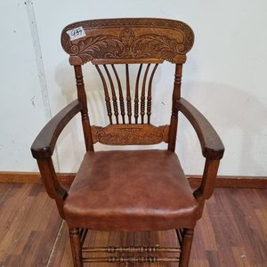Lote anterior: Antiguo Sillón de Madera Tallada con Apoyabrazos y Asiento de Simil Cuero