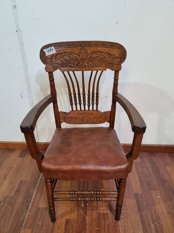 Antiguo Sillón de Madera Tallada con Apoyabrazos y Asiento de Simil Cuero