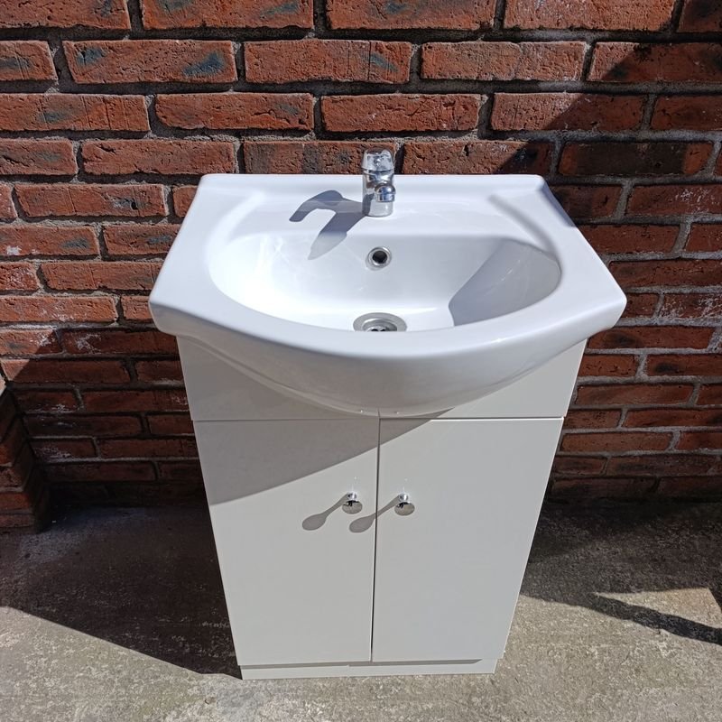 Mueble de Baño con Bacha Blanca y Grifería Monocomando