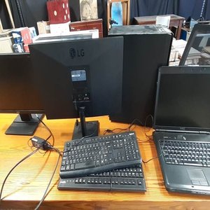 Lote siguiente: Torre de PC con 2 Monitores, Teclados y Mouse
