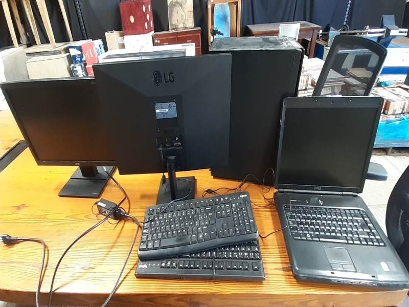 Torre de PC con 2 Monitores, Teclados y Mouse