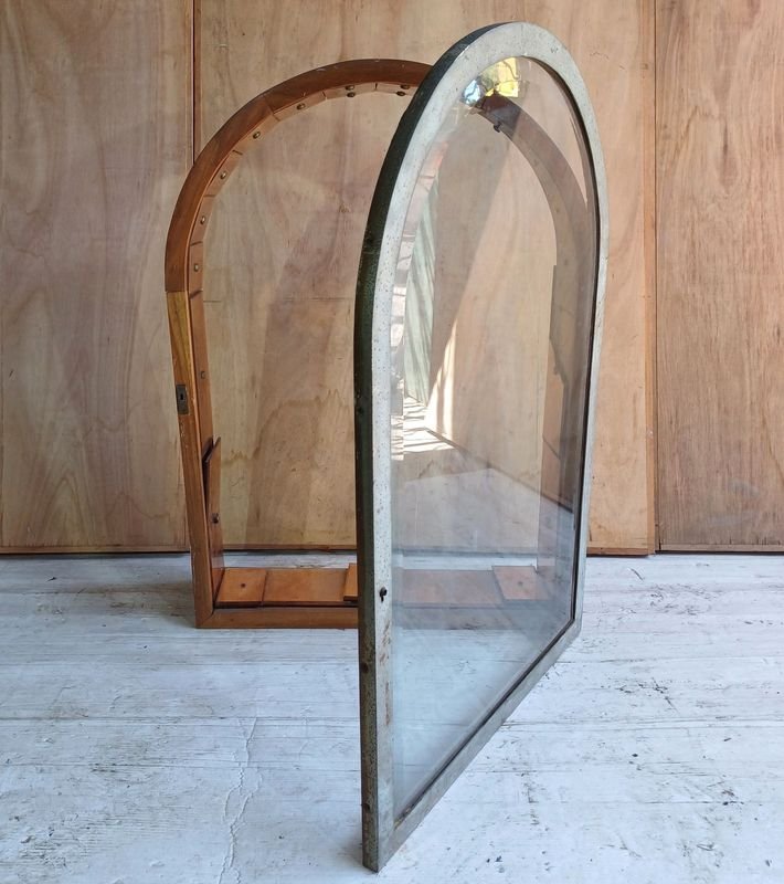 Vitrina arco carpanel de embutir con interior en espejos y puerta en hierro y vidrio - imagen 2