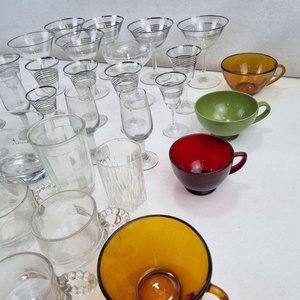 Lote Surtido de 38 Piezas de Cristalería y Vajilla en Colores - imagen 3
