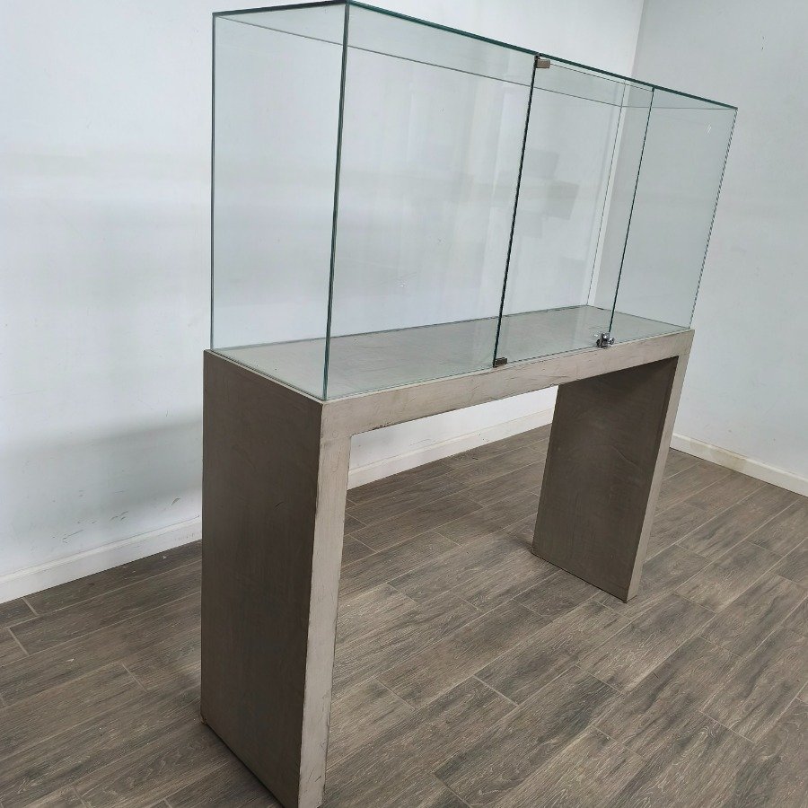 Vitrina exhibidora moderna con base imitación de concreto - imagen 3