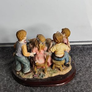 Figura "Cassinelli" de Niños en Mesa con Torta y Perro, Base de Madera - imagen 8