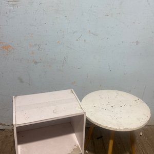 Lote anterior: Mesa Auxiliar Redonda y Mueble Blanco con Estante