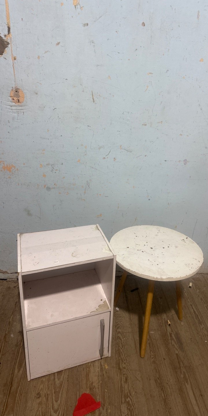 Mesa Auxiliar Redonda y Mueble Blanco con Estante