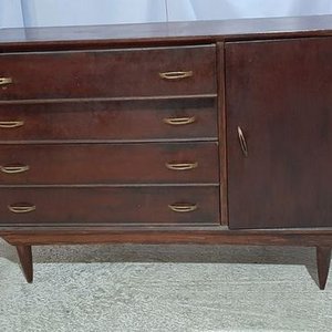Lote siguiente: Cómoda de Madera Enchapada con 4 Cajones y Puerta