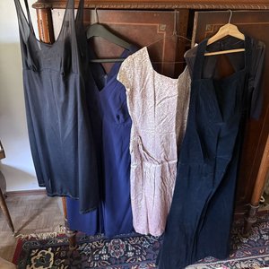 Lote anterior: Lote de Vestidos Vintage: Negro, Azul Marino y Estampado