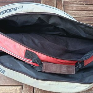 Dos bolsos o fundas para raquetas de tenis marca Babolat, de diferentes modelos y colores, con cierres; usados, con desgaste y señales de uso visibles. - imagen 13