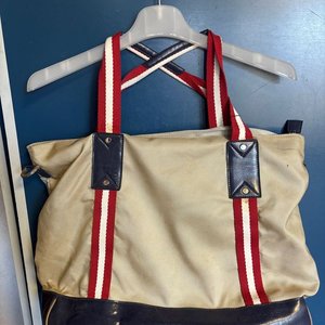 Bolso de Viaje Beige con Tiras Rojas y Azules - imagen 2