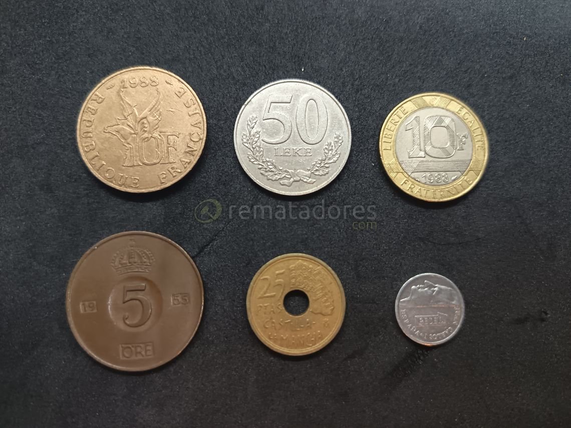 Lote de Monedas Extranjeras y Placas de Identificación