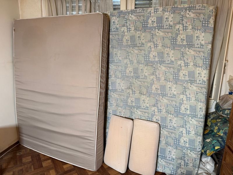 Dos Colchones de Dos Plazas y Par de Almohadas