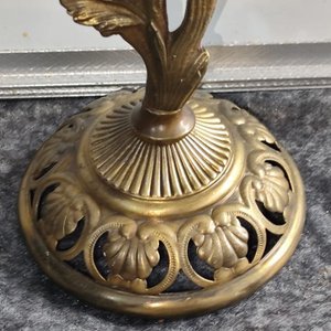 Portavelas de Bronce con Diseño Floral y Base Ornamentada - imagen 5