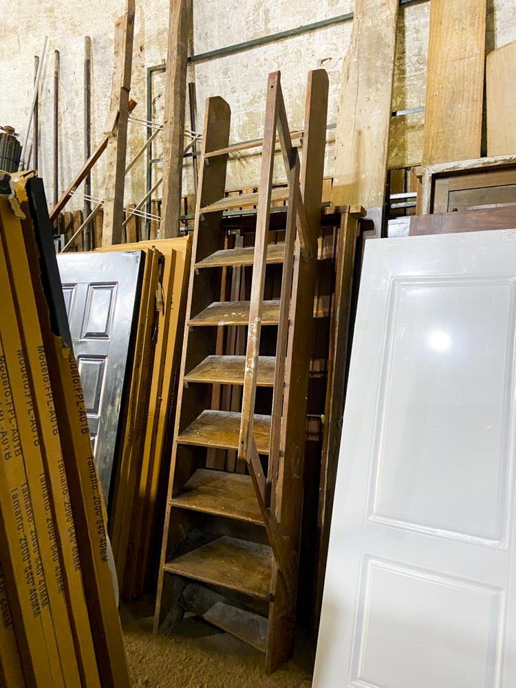 Escalera de Madera de Pino Brasil con Ocho Escalones