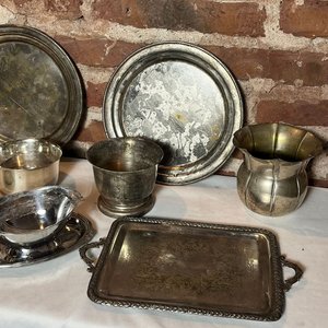 Lote de Platería Antigua: Bandejas, Cuencos y Jarra - imagen 8