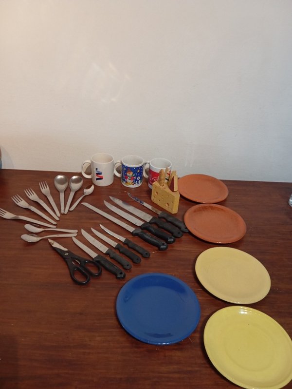 Lote variado de cubiertos y platos en buen estado - imagen 2