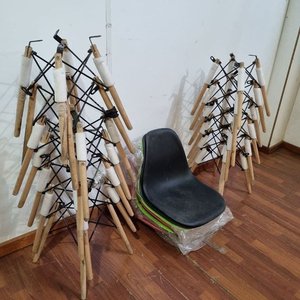 Lote de Sillas Plásticas con Patas de Madera y Asientos de Colores - imagen 2