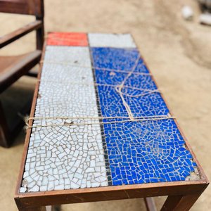 Butaca de Cuero y Madera con Mesa Ratona Mosaico - imagen 2