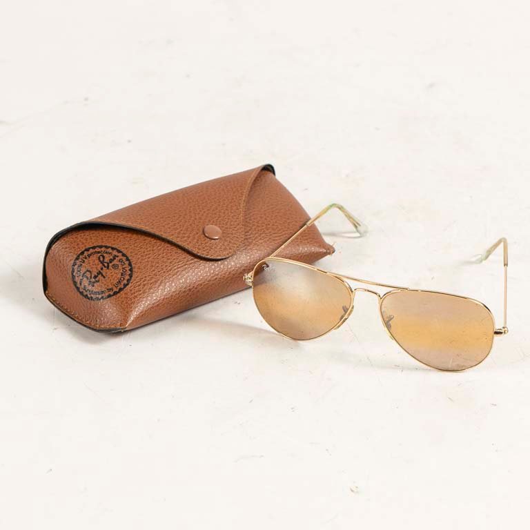 Lote siguiente: Par de lentes de sol Ray Ban - Medidas: 14cm