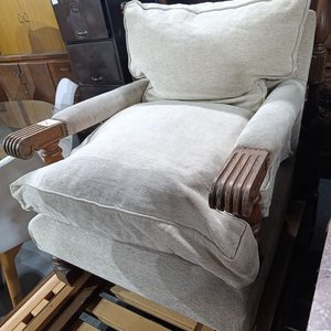 Lote siguiente: Sillón de Estilo con Almohadones Tapizado en Tela Beige