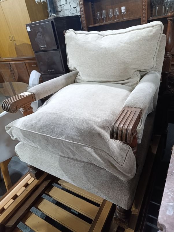 Sillón de Estilo con Almohadones Tapizado en Tela Beige