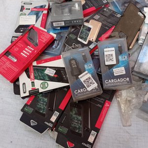 Lote de protectores para celular y funda para tablet. - imagen 6