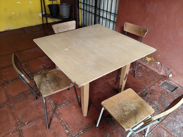 Mesa de madera con 4 sillas y almohadones - imagen 1